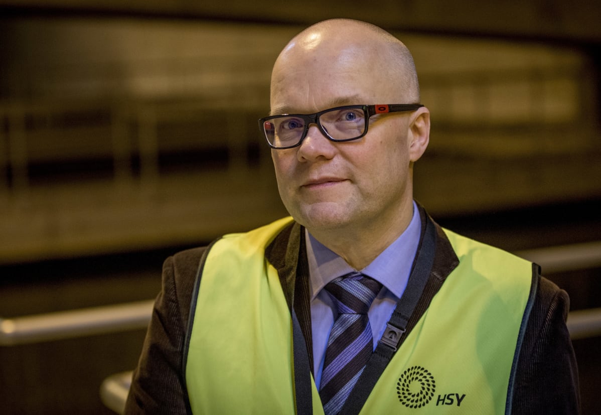 Tutkija Marko Virta HSY:n vedenpuhdistuslaitoksella