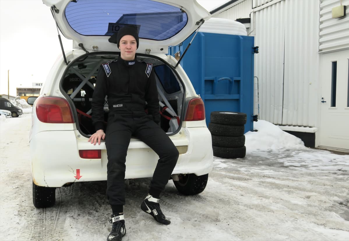 Rallikuski Niklas Heino autonsa takaluukulla