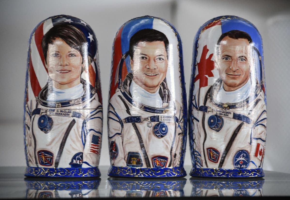 Astronautti Anne McClain, kosmonautti Oleg Kononenko ja kanadalainen avaruuslentäjä David Saint-Jacques ikuistettuna maatuskoihin.