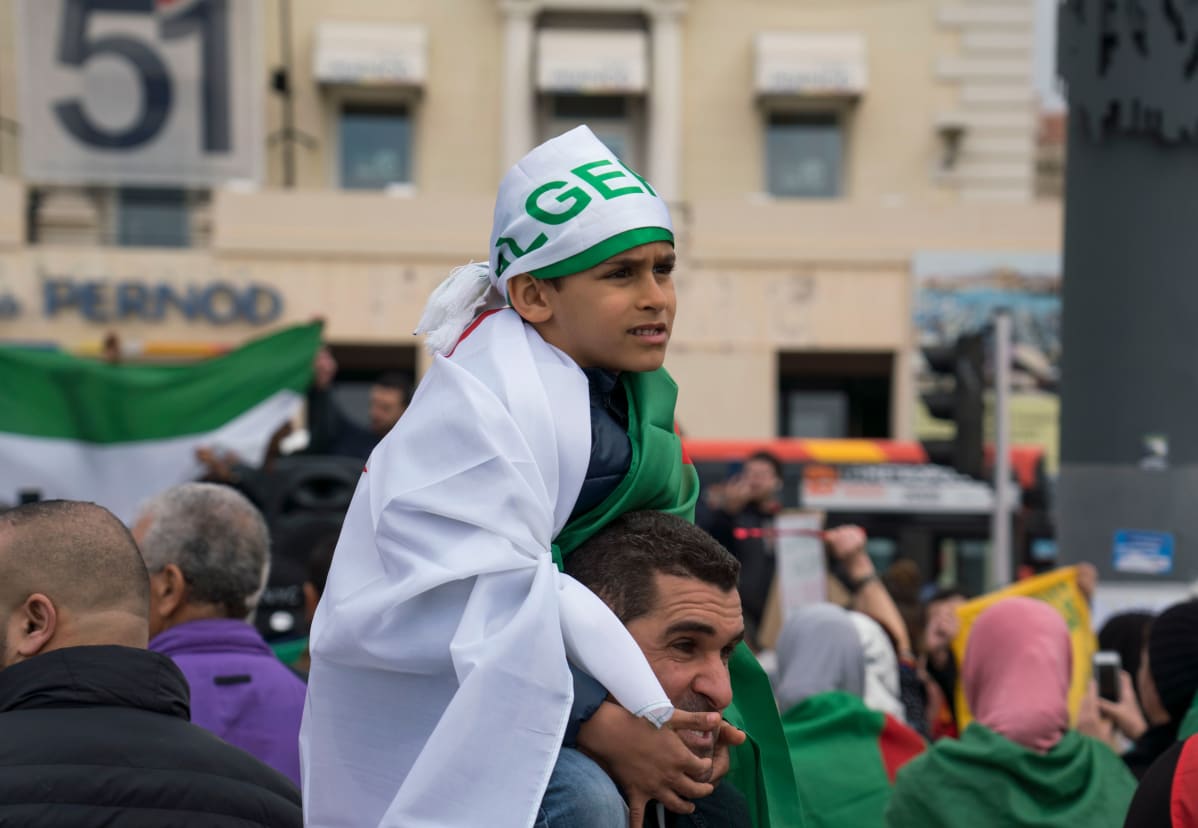 Myös lapsia oli tuotu Algerian hallinnon vastaiseen mielenosoitukseeen Marseilleen.
