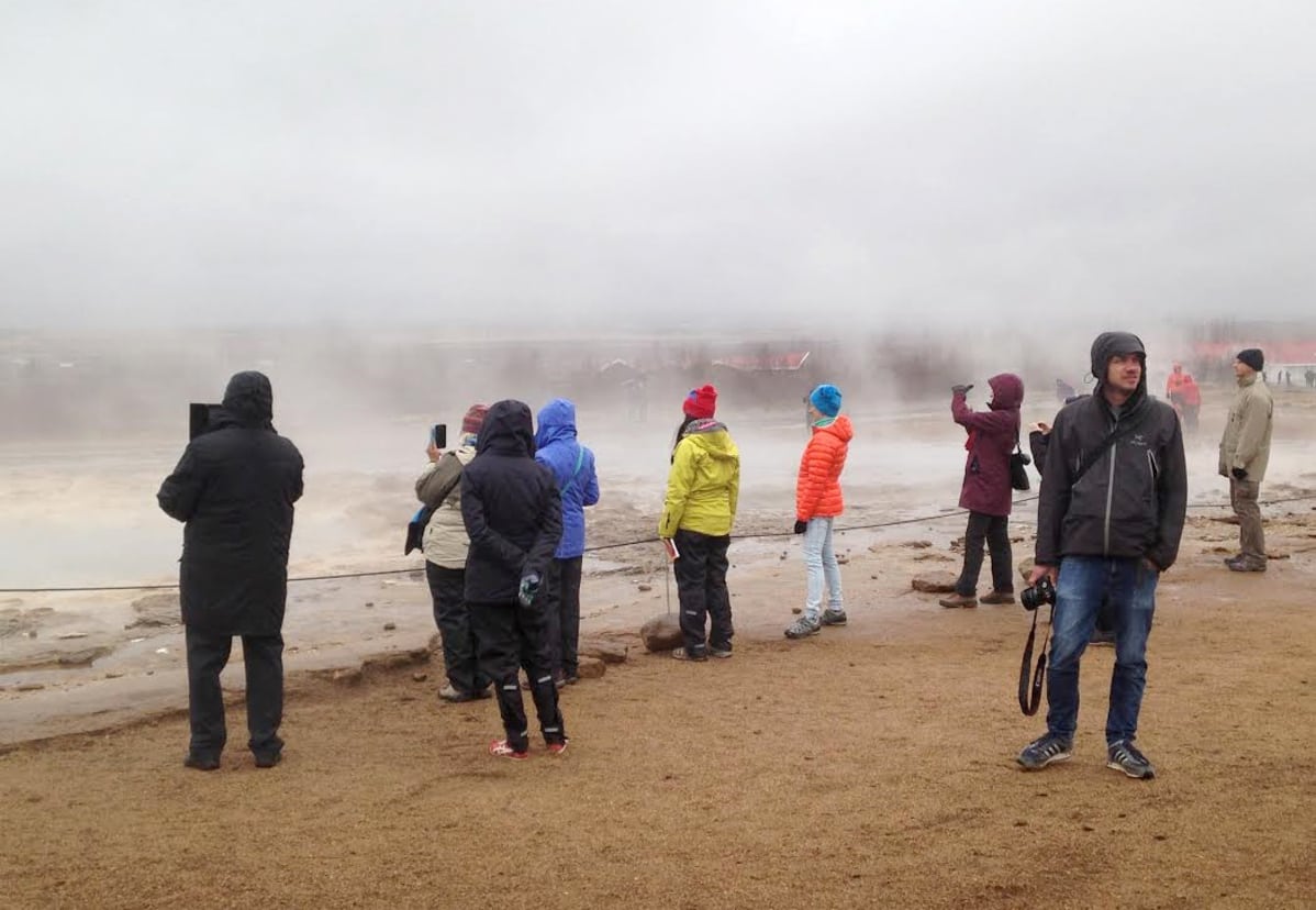 Turisteja Islannin Geysirillä.