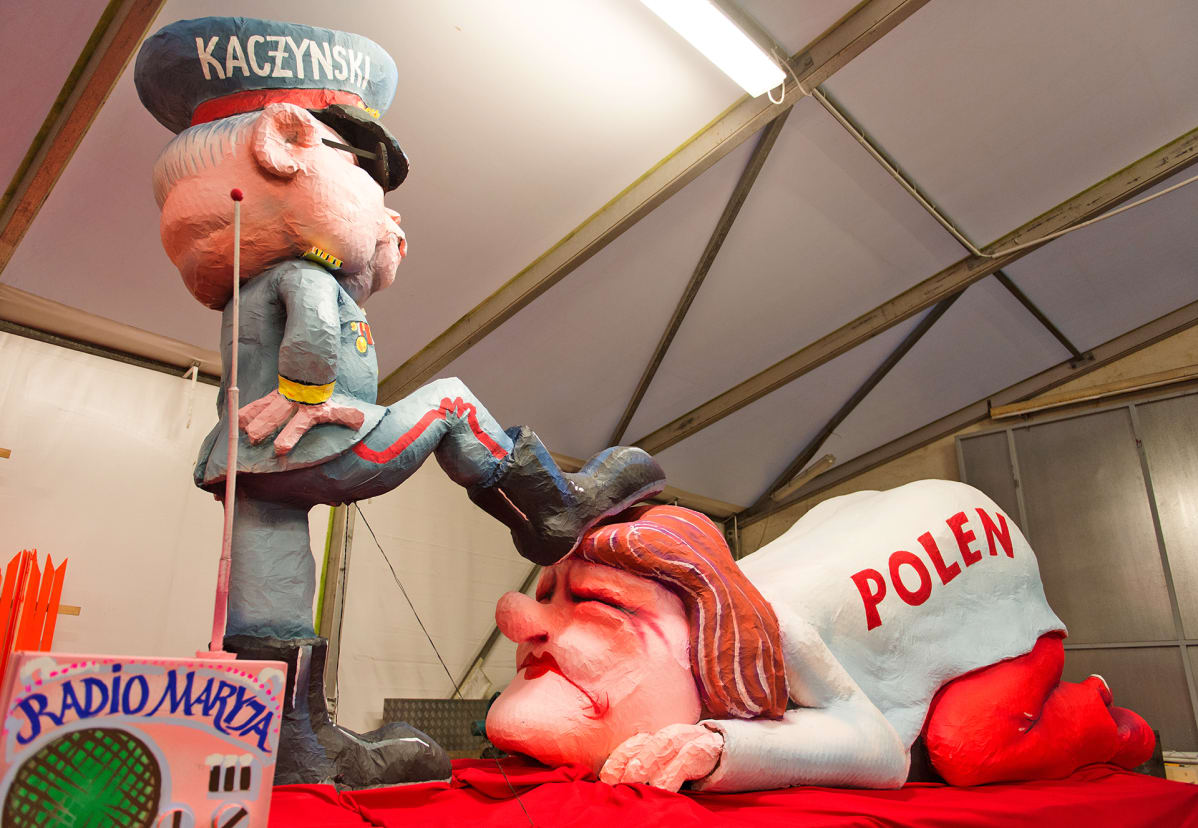 Jarosław Kaczyńskista on tehty vahanukkehahmo, joka laittaa Puola-neidon polvilleen.