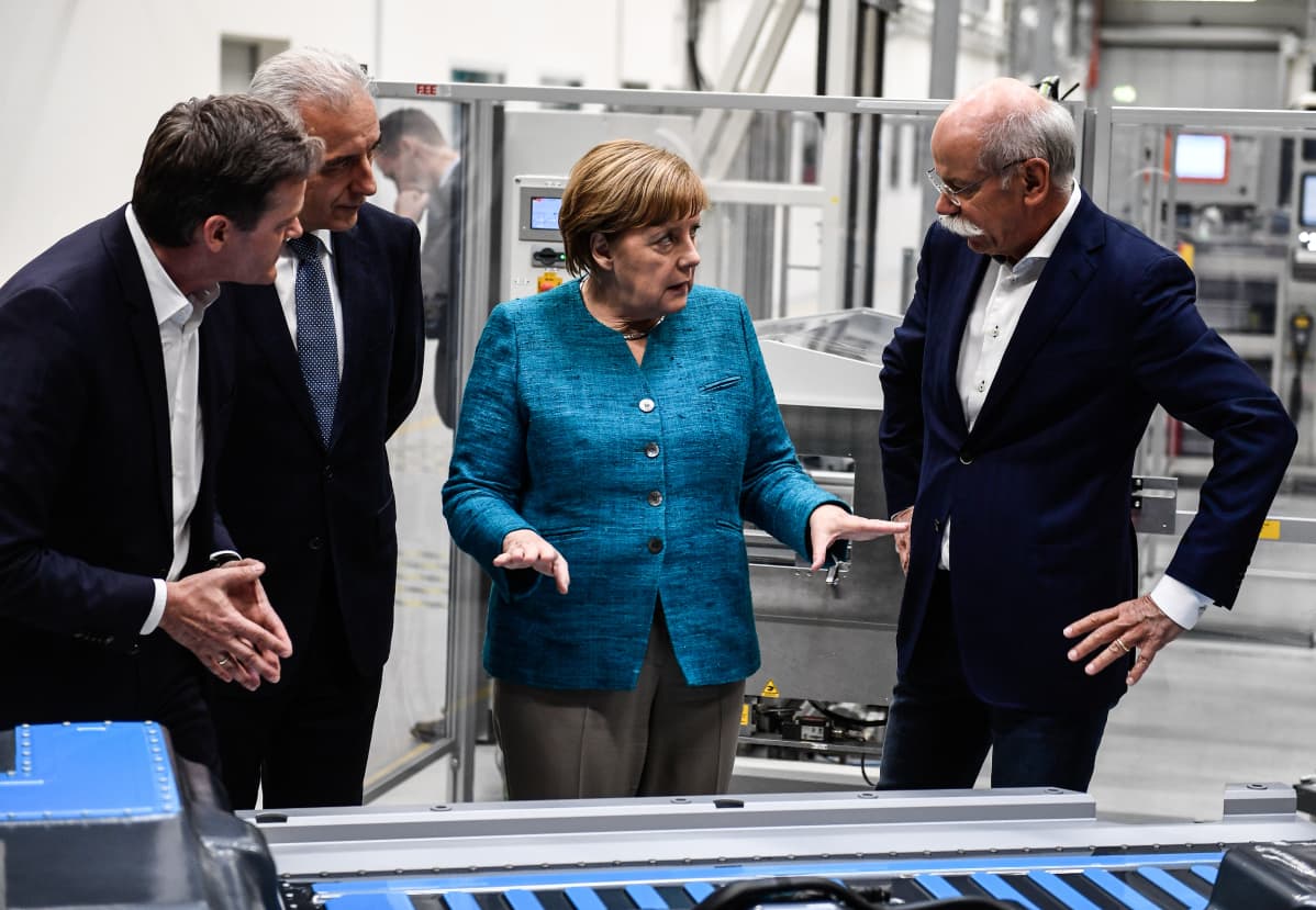 Merkel Daimlerin tehtailla viikko sitten
