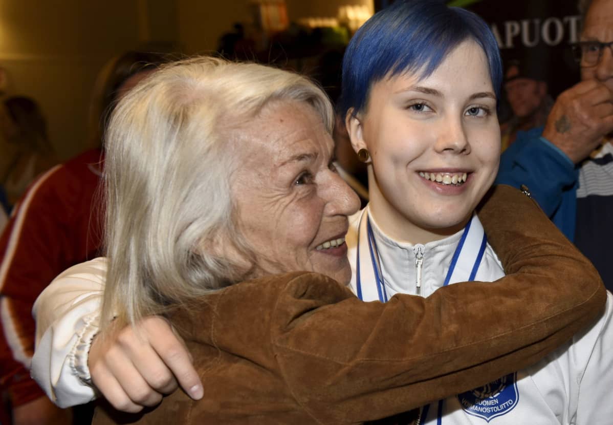 Susanna Törrönen sai isoäidiltään Helvi Törröseltä onnittelut maailmanmestaruuden jälkeen.