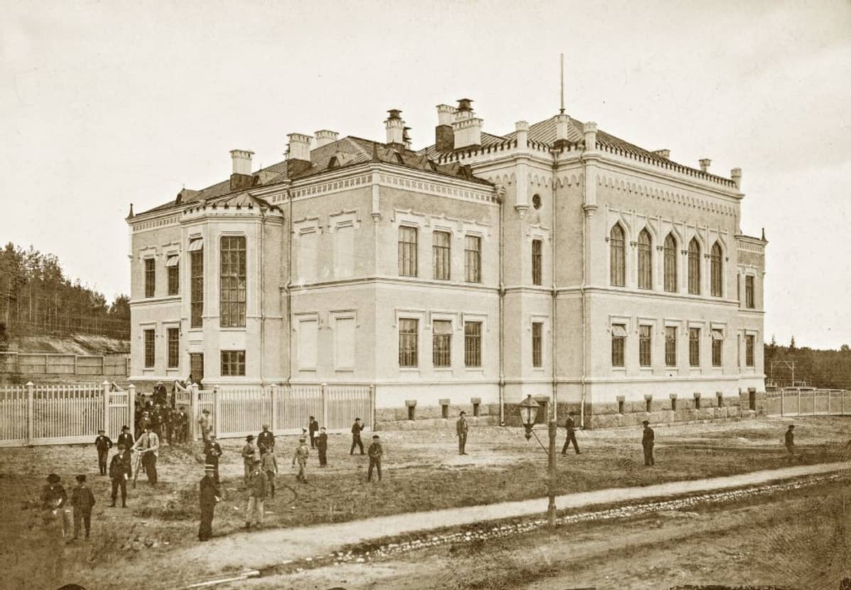 Jyväskylän Lyseon vuonna 1902 valmistunut koulurakennus Yliopistonkadun varrella.