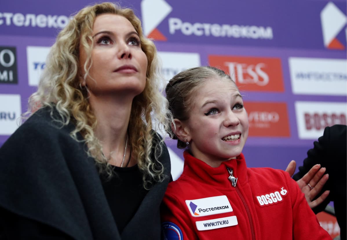 Aleksandra Trusova (oik.) kuului Eteri Tutberidzen valmennusryhmän timantteihin. Huippulupauksen lähtö kilpailevaan leiriin oli kova isku.