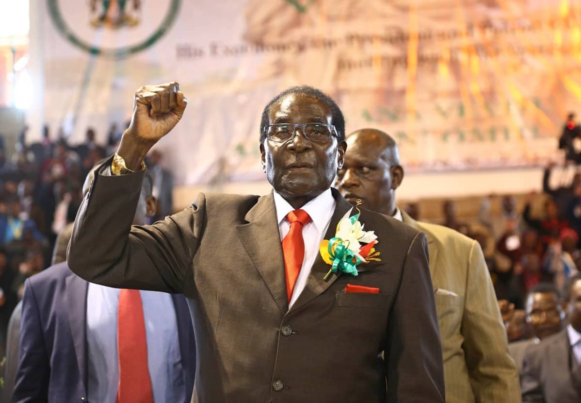 Kuvassa Zimbabwen presidentti Mukabe oikea käsi pystyssä. Kuva otettu tilaisuudesta, jossa Mugabe puhui sotaveteraaneille.