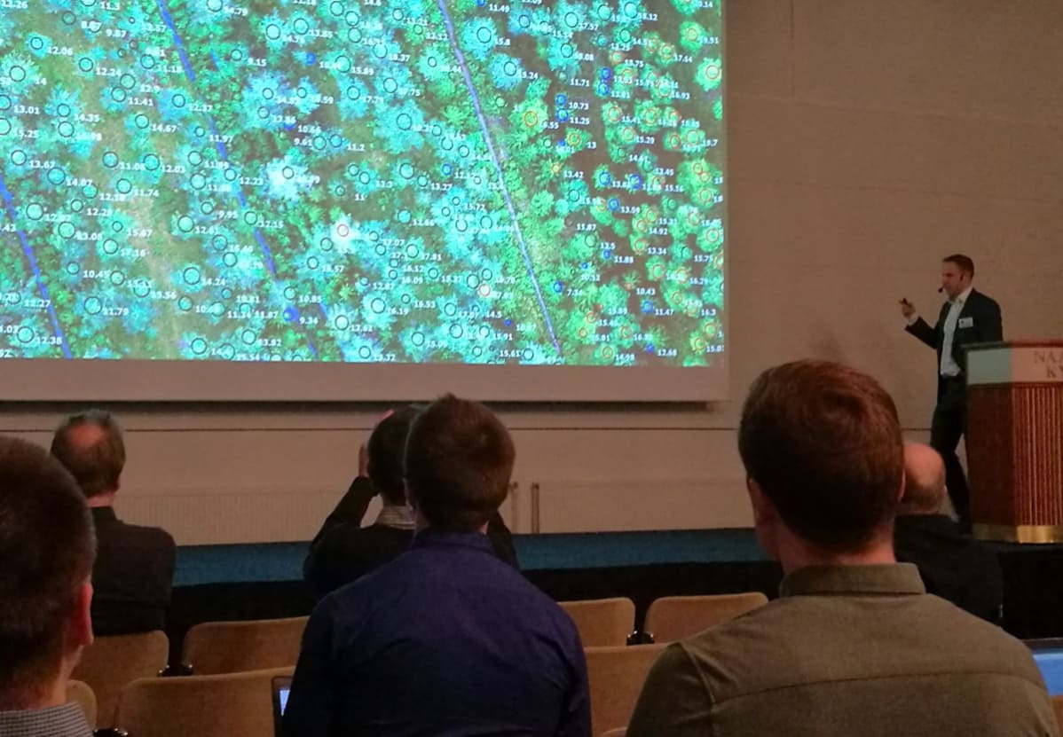 Metsä Groupin jäsenpalvelujohtaja Juha Jumppanen esittelee dronen tekemiä puustomittauksia.
