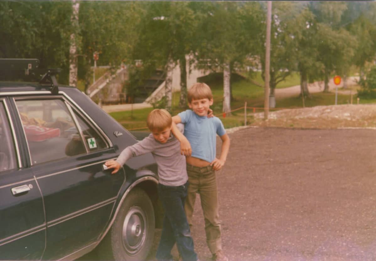 Isä ja pojat reissussa Dodge-autolla noin vuonna 1983.