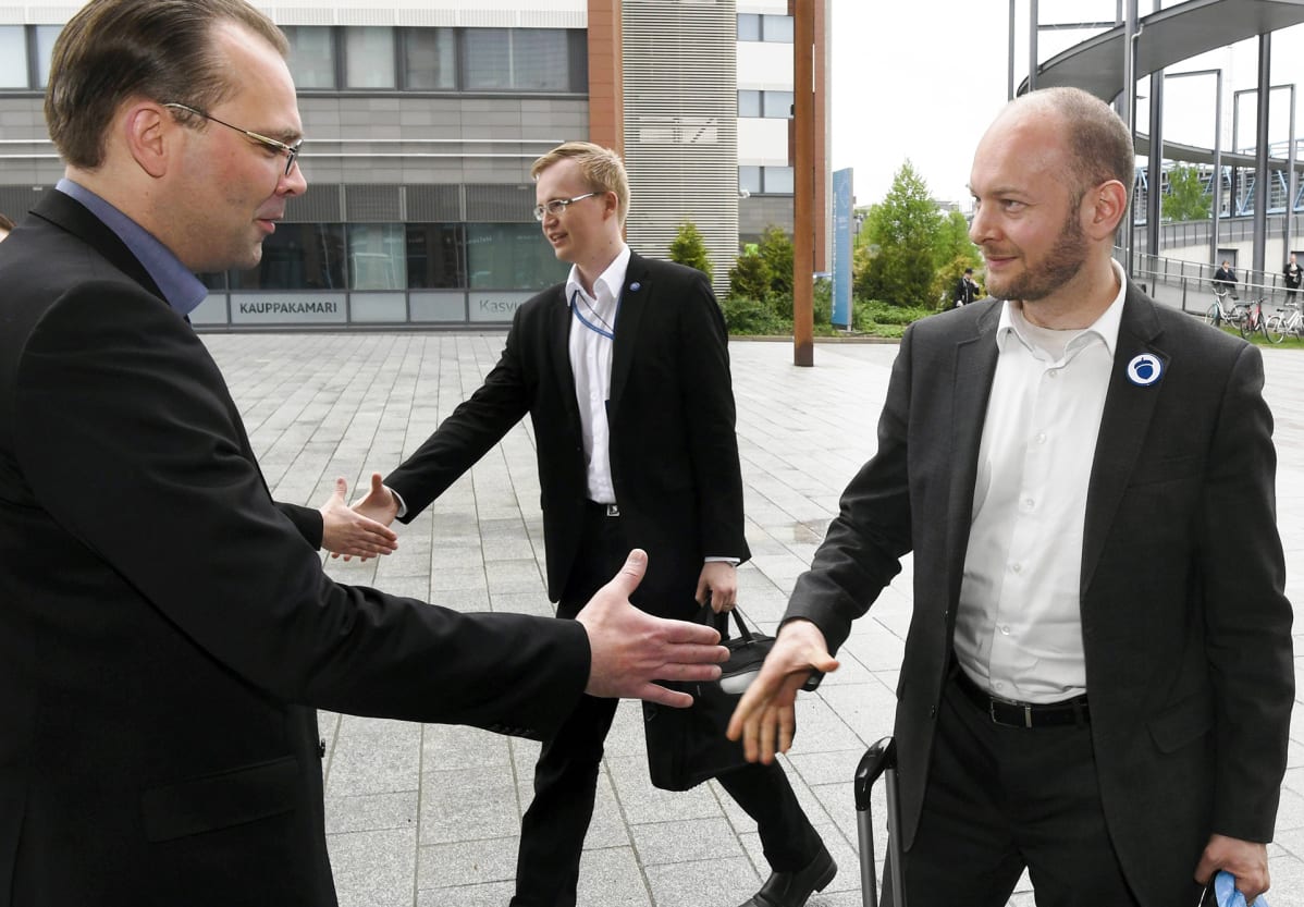 Jussi Niinistö (vas.) kätteli perussuomalaisten puheenjohtajaehdokasta Sampo Terhoa Jyväskylässä 9. kesäkuuta 2017, taustalla Toni Ahva.