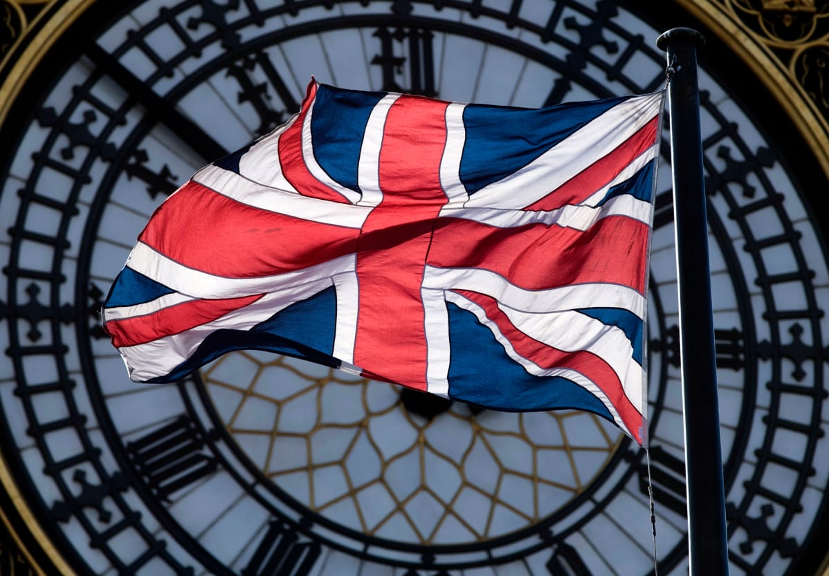 Britannian lippu liehuu parlamenttirakennuksen tornin, Big Benin, kellon edessä 9. maaliskuuta 2017.
