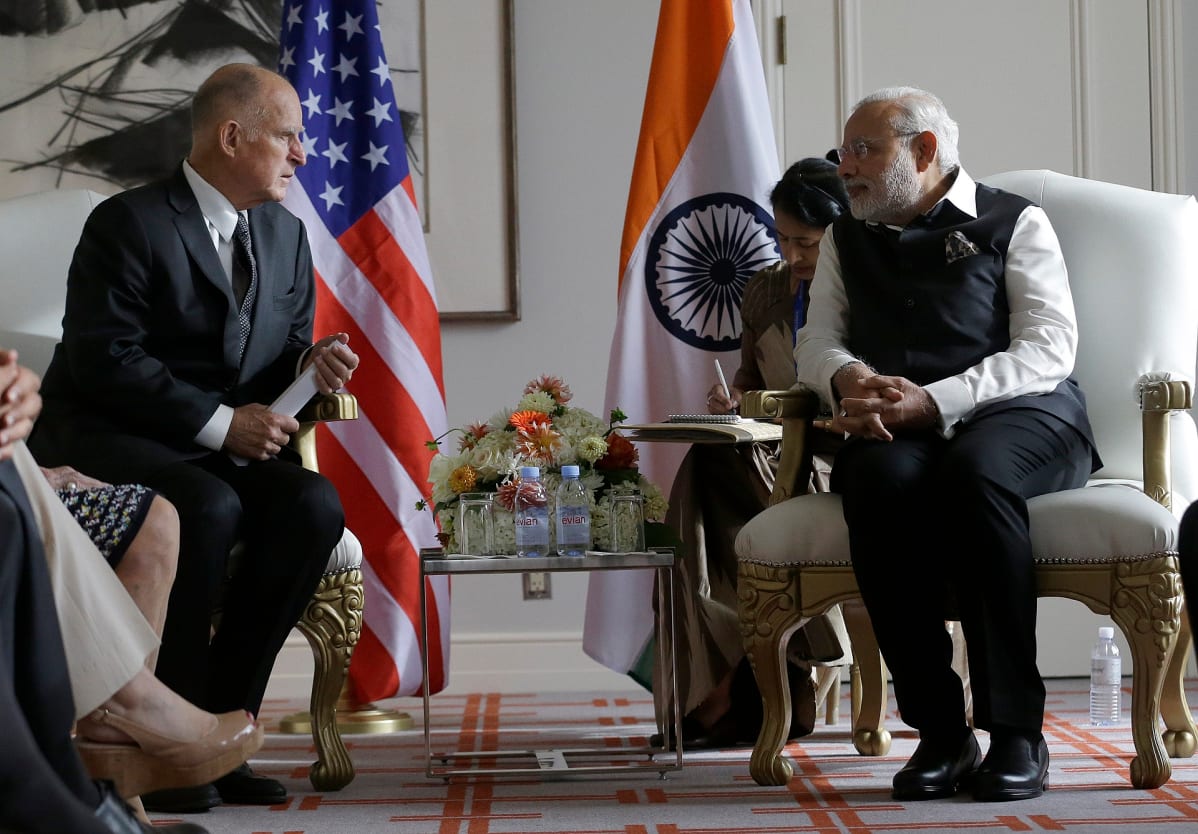 Jerry Brown ja Narendra Modi istuvat nojatuoleissa.