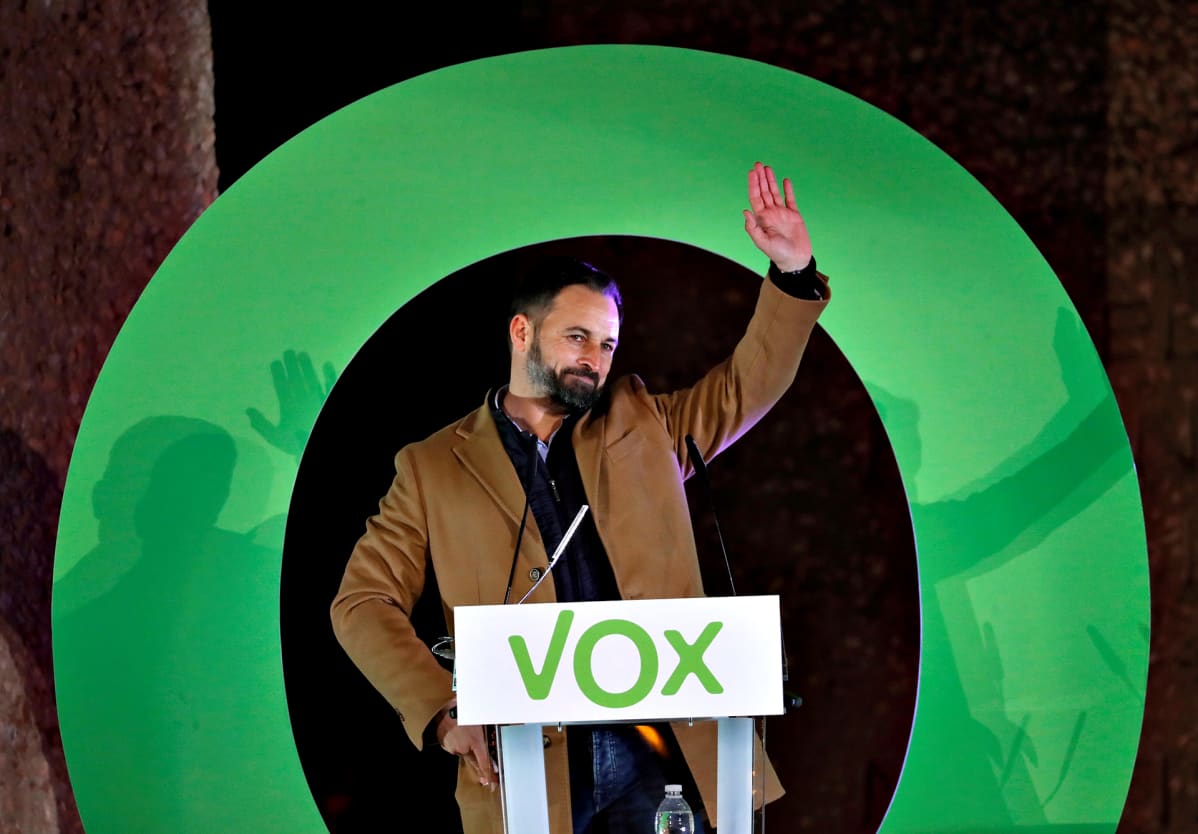 Santiago Abascal vilkuttaa kannattajilleen.