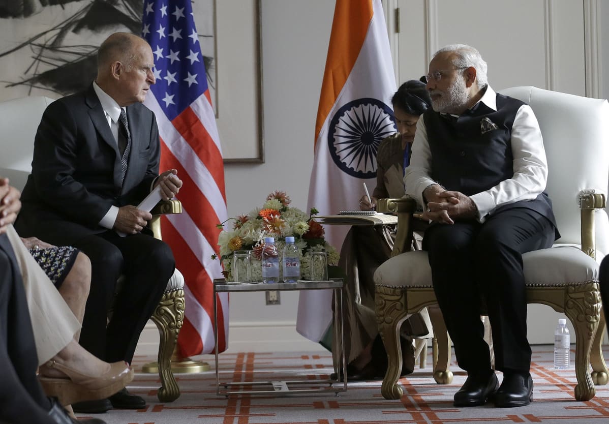 Jerry Brown ja Narendra Modi istuvat nojatuoleissa.