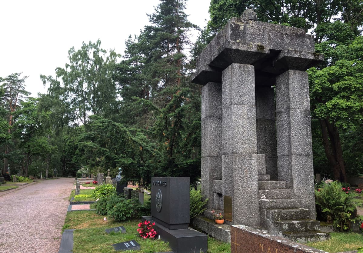 Emmanuel Sirkkusen sukuhauta Lahden Vanhalla hautausmaalla.
