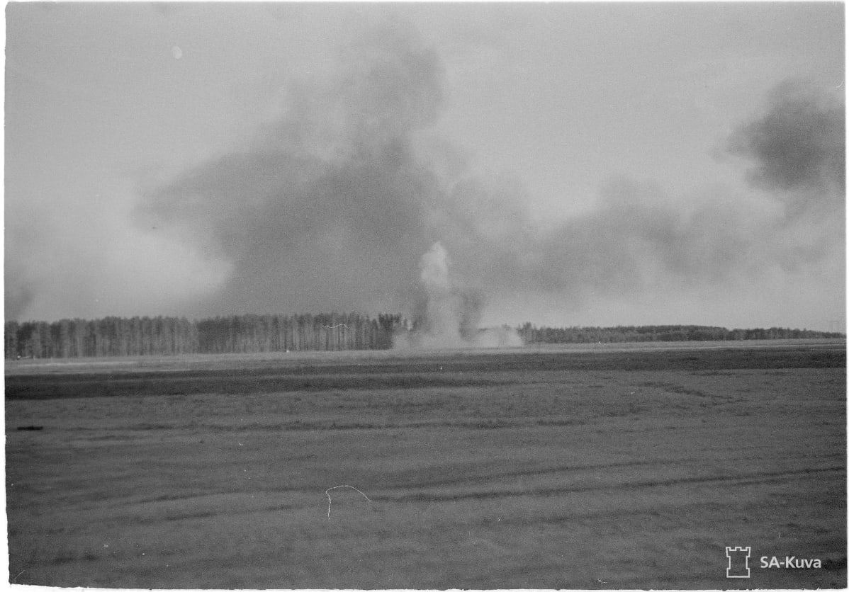 Ilmapommit räjähtävät Lappeenrannan lentokentällä 1.7.1944