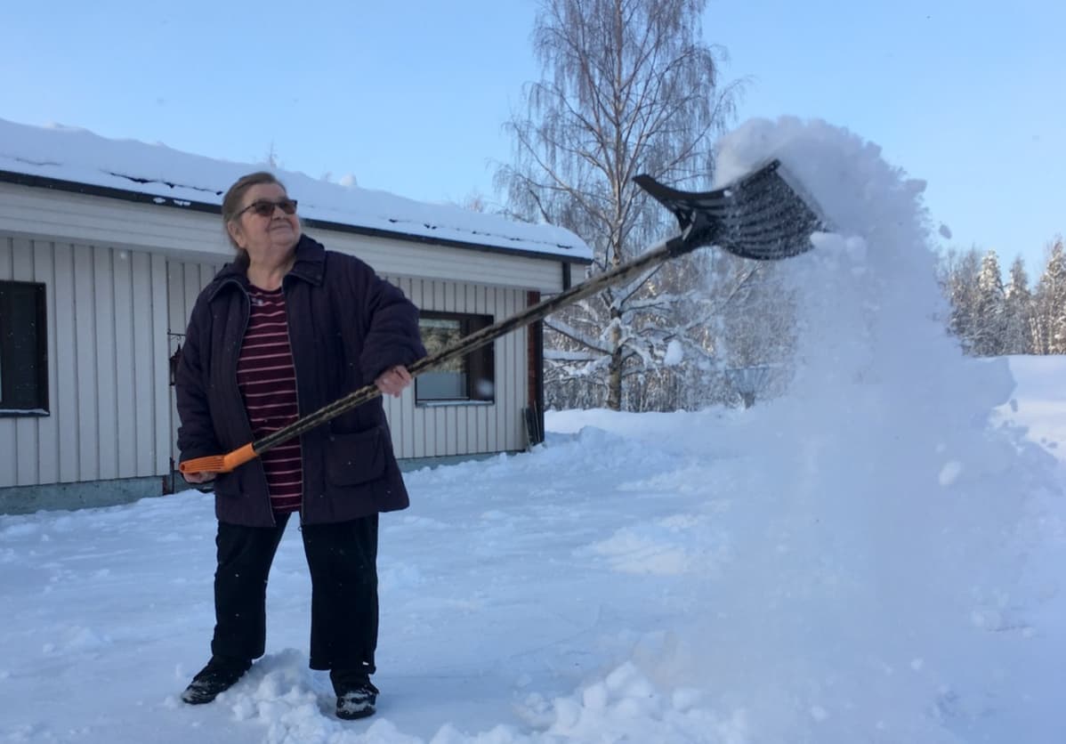 Eeva Korhonen pitää pihan omin käsin puhtaana.