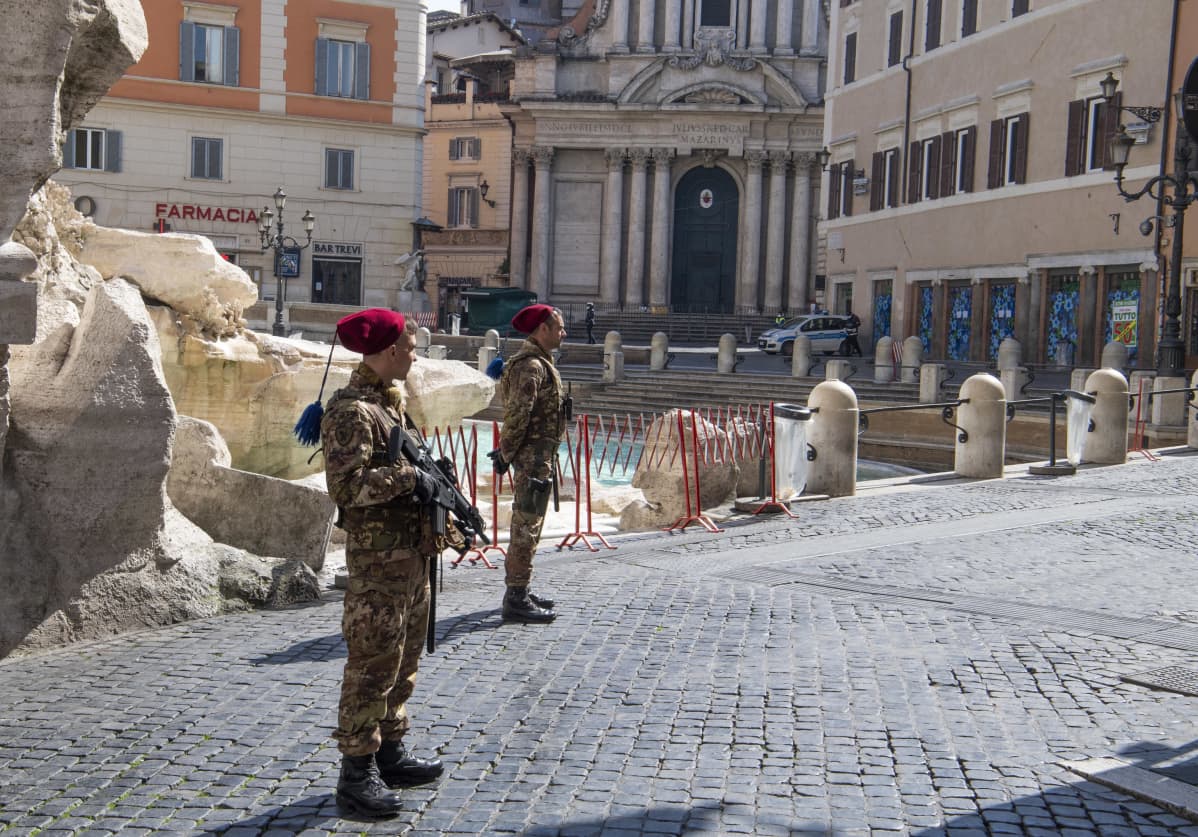 Italian armeijan sotilaat partioivat perjantaina Roomassa ja valvoivat ulkonaliikkumisrajoituksia.