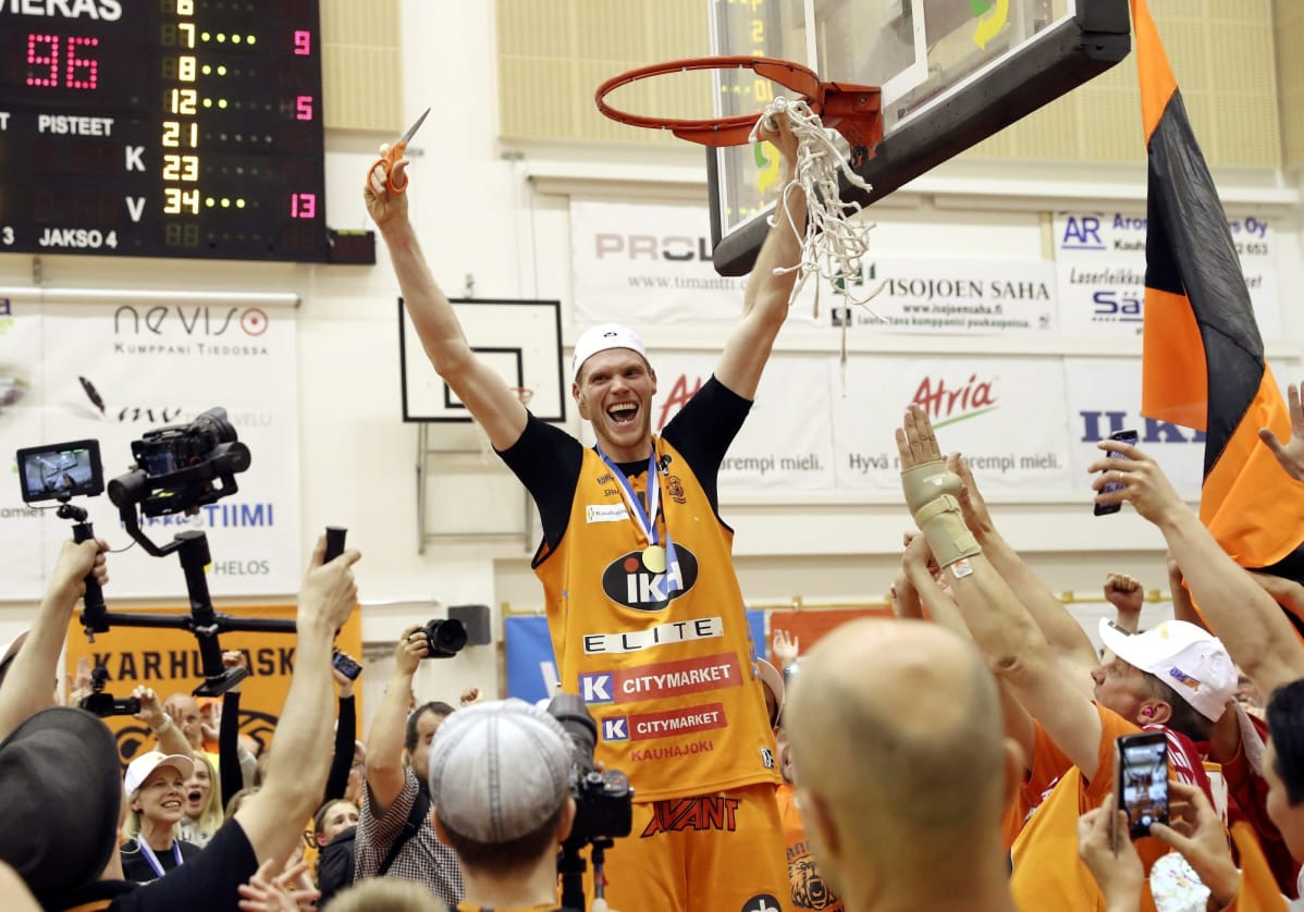 KarhuBasketin Gregory Mangano leikkasi sukan joukkueen juhliessa mestaruutta.