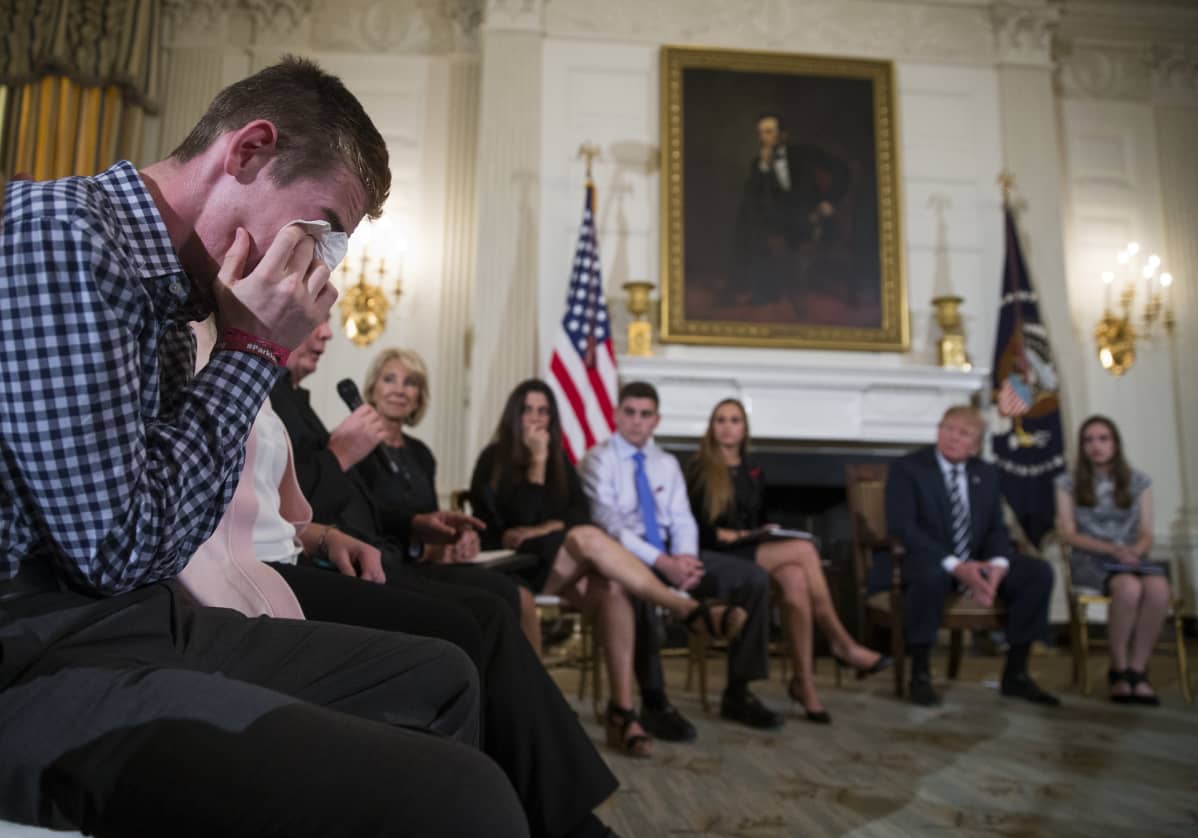 Kouluampumisen kohdanneita perheitä Valkoisessa talossa tapaamassa presidentti Donald Trumpia.