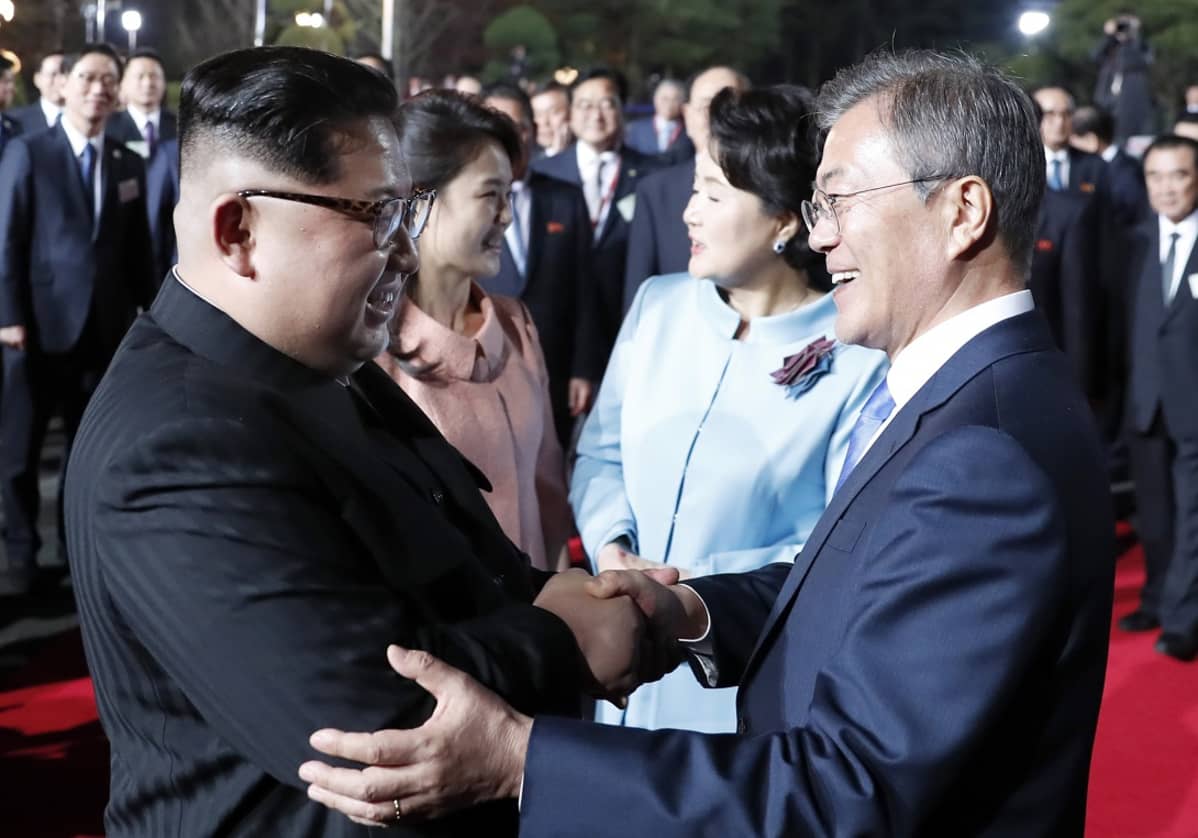 Pohjois-Korean johtaja Kim Jong-un ja Etelä-Korean presidentti Moon Jae-in kättelevät.