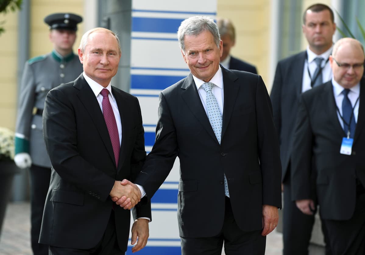 Presidentit Putin ja Niinistö kättelevät Presidentinlinnan edustalla.