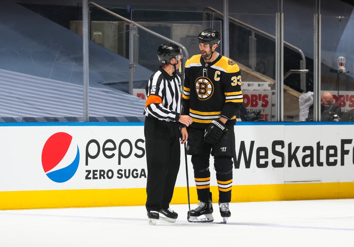 Tuomari Chris Lee ja Bostonin kapteeni Zdeno Chara neuvonpidossa.