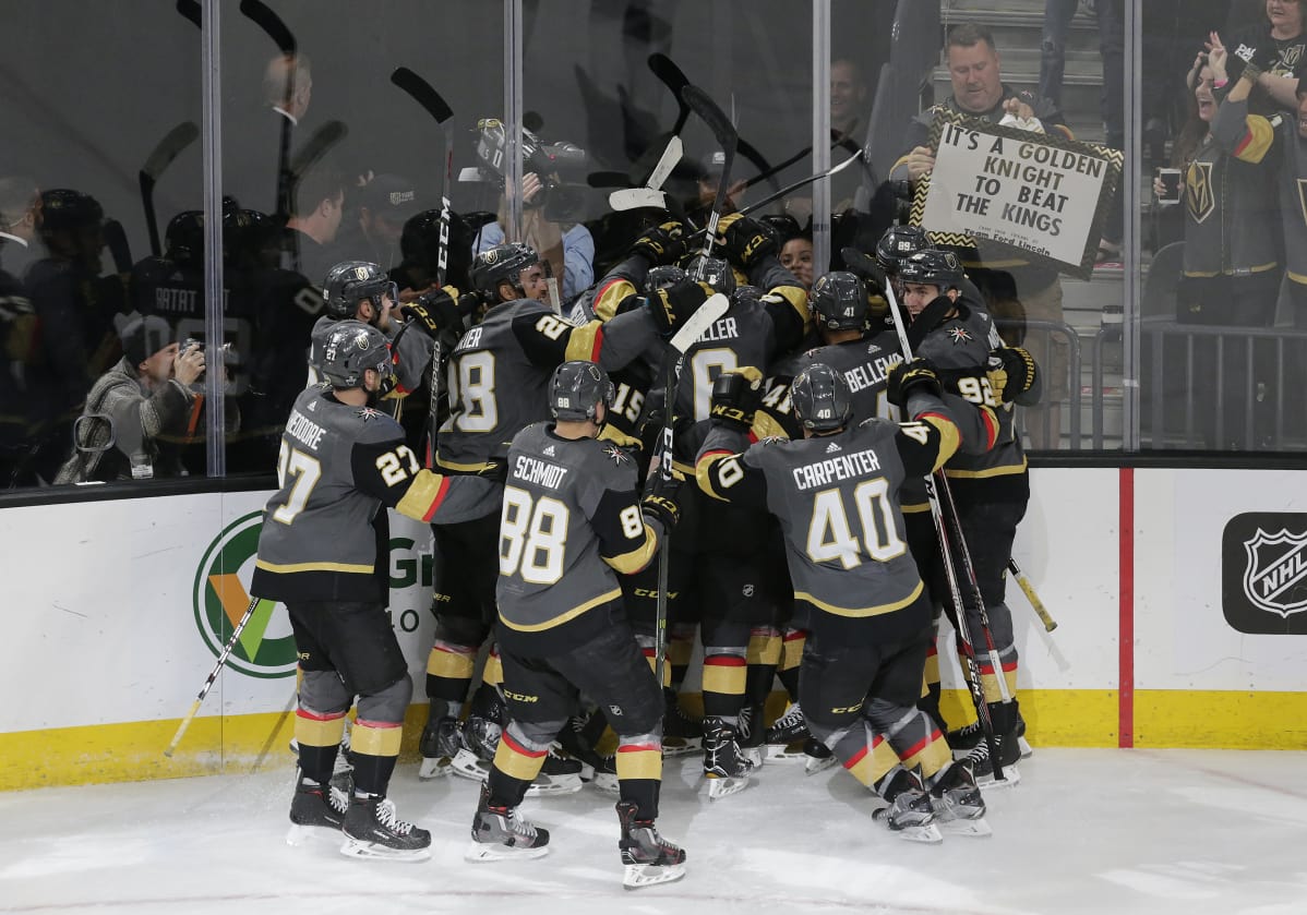 Vegas Golden Knightsin joukkue juhlii Erik Haulan voittomaalia.