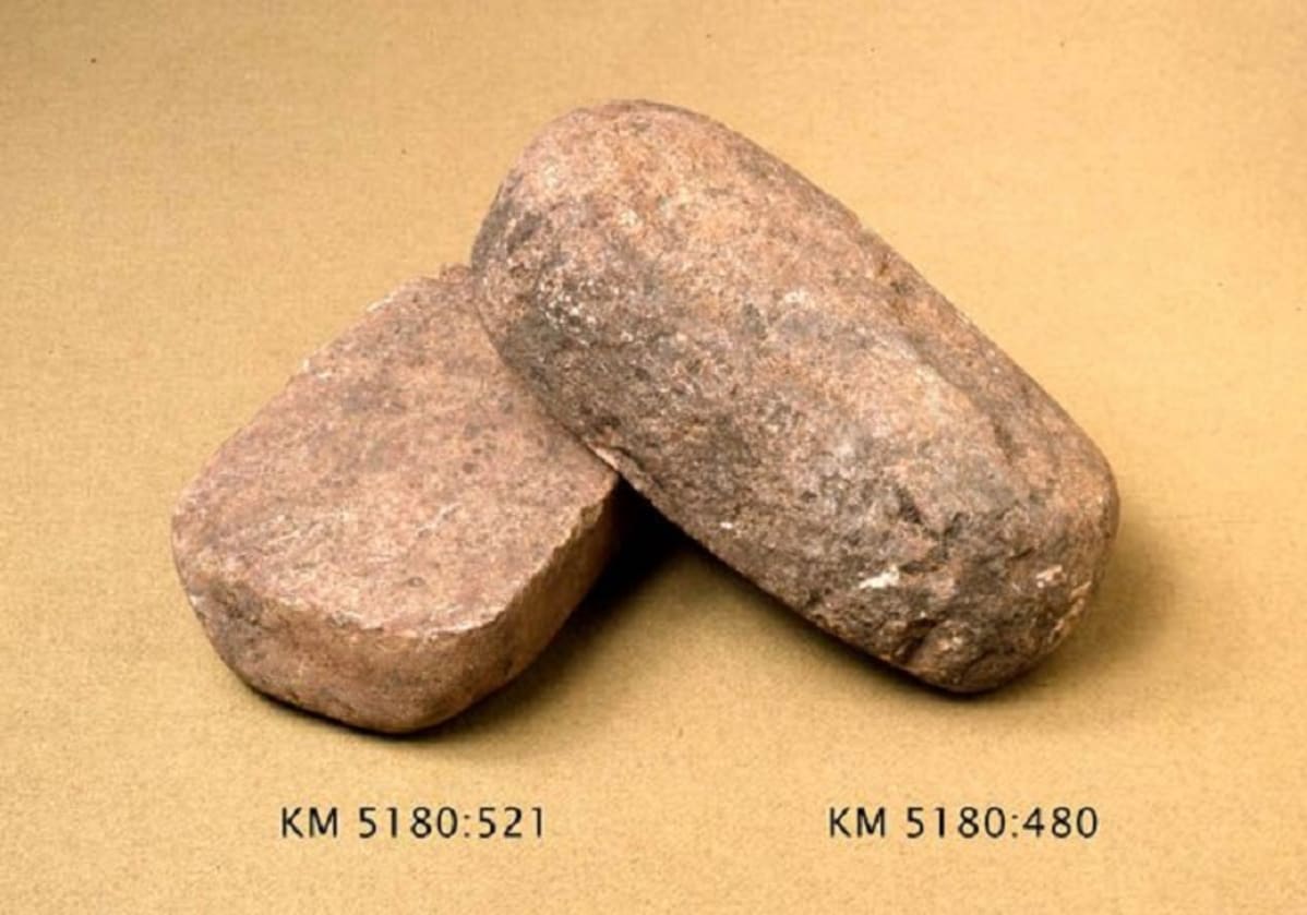 Melkein suorakaiteen muotoinen jauhinkivi. Yksi pinta suora, kulunut ja kuoppainen, muut luonnon pyöristämiä.