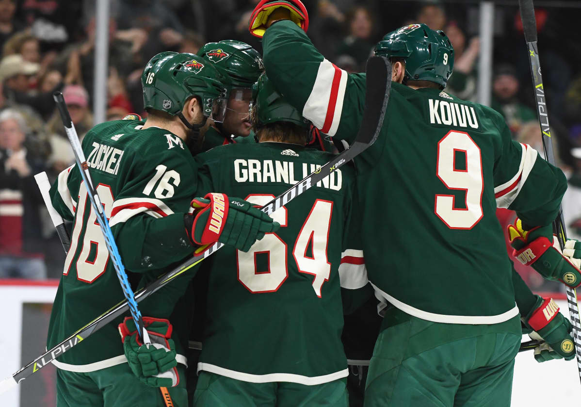 Minnesota Wildin pelaajat juhlivat maalia.