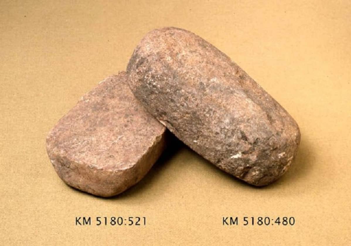 Melkein suorakaiteen muotoinen jauhinkivi. Yksi pinta suora, kulunut ja kuoppainen, muut luonnon pyöristämiä.