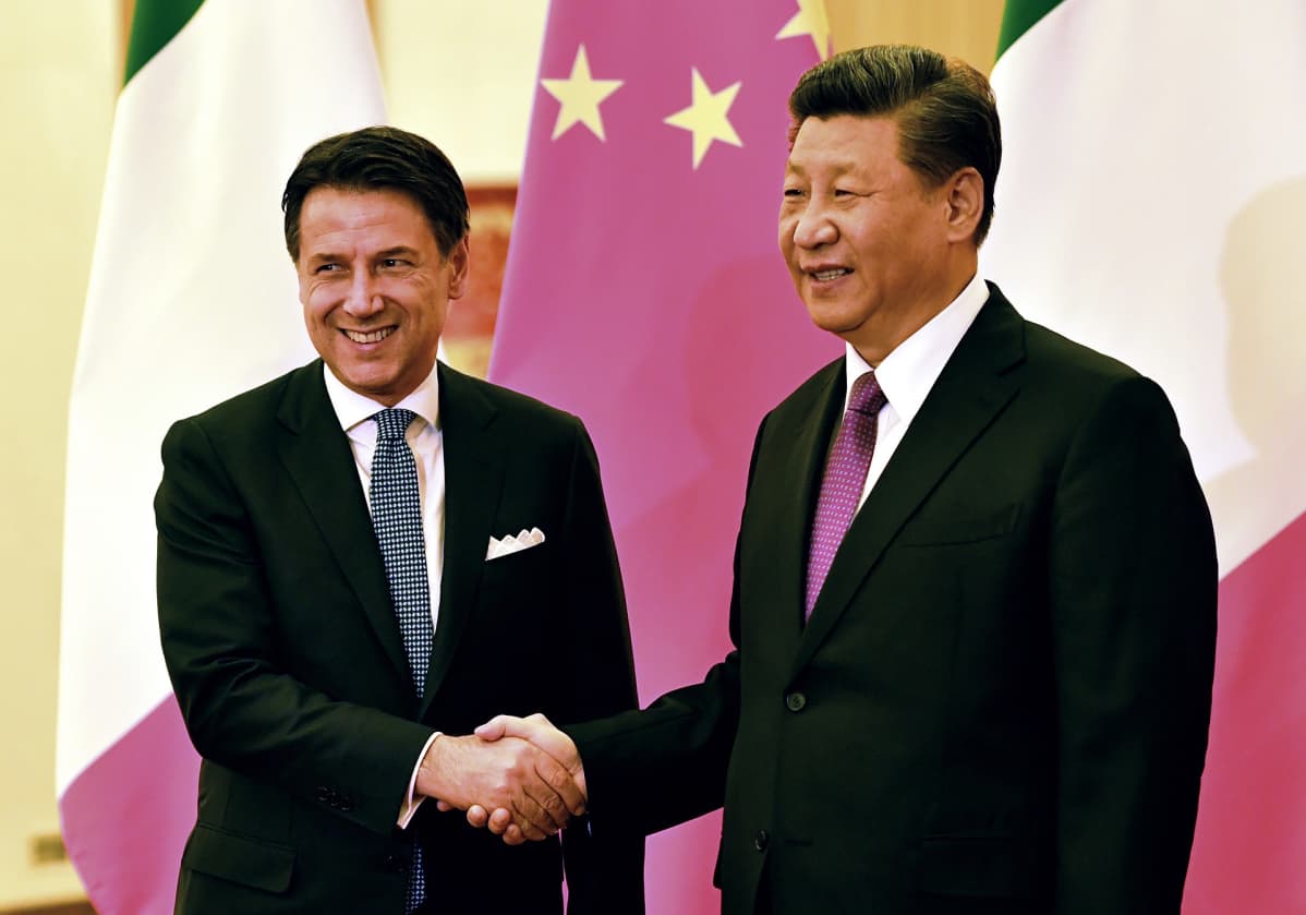 Italian pääministeri Giuseppe Conte ja Kiinan presidentti Xi Jinping kättelivät Pekingissä lauantaina. Italia on mukana Kiinan Yksi tie, Yksi vyöhyke -hankkeessa.