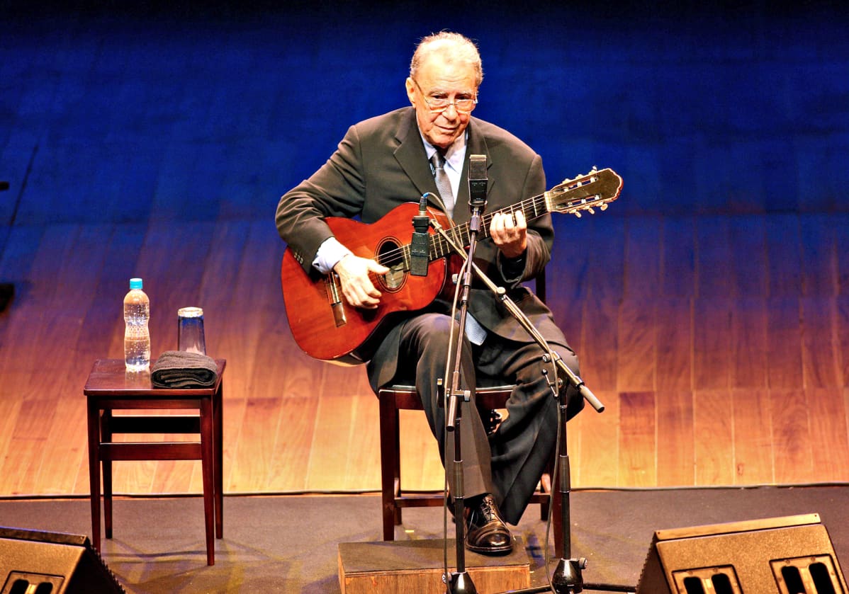 João Gilberto esiintymässä 77-vuotiaana Sao Paulossa vuonna 2008.