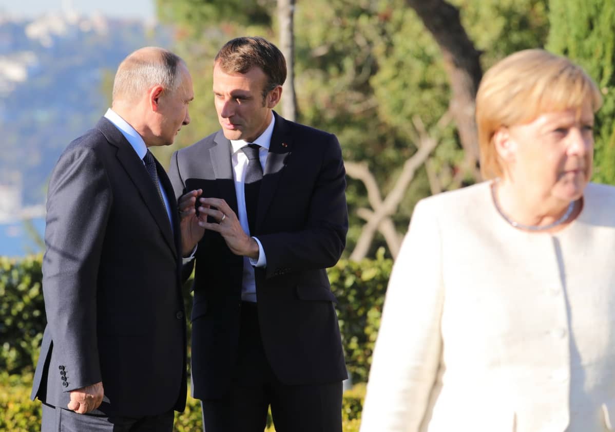 Saksan liittokansleri Angela Merkel oli viikonloppuna Turkin huippukokouksessa. Taustalla Venäjän presidentti Vladimir Putin ja Ransakan presidentti Emmanuel Macron.