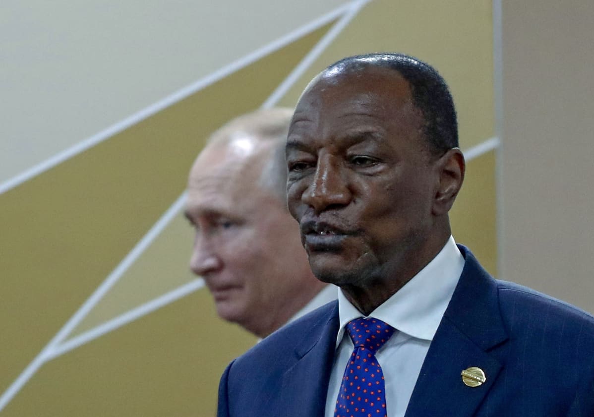 Guinean presidentti Alpha Condé, takana Vladimir Putin.
