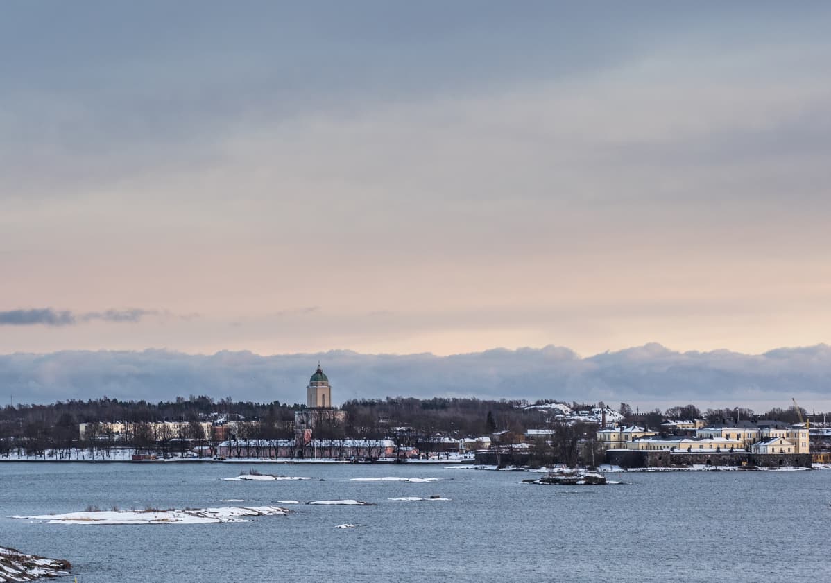 Suomenlinna mereltä päin kuvattuna.