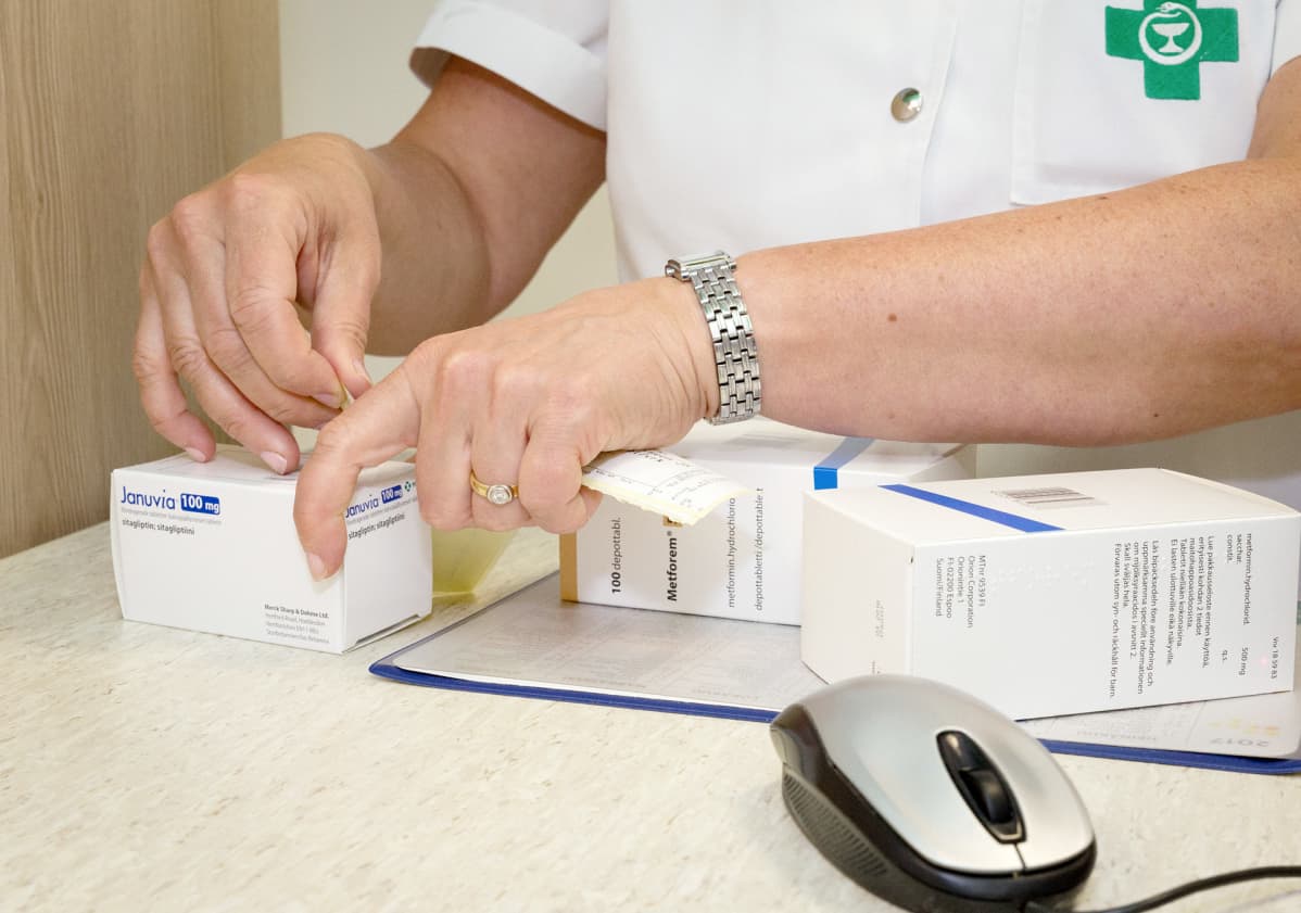 Apteekkari Kirsi Pietilä esittelee Kontulan apteekissa kakkostyypin diabeteksen lääkkeitä, joiden Kela-korvaus on laskenut