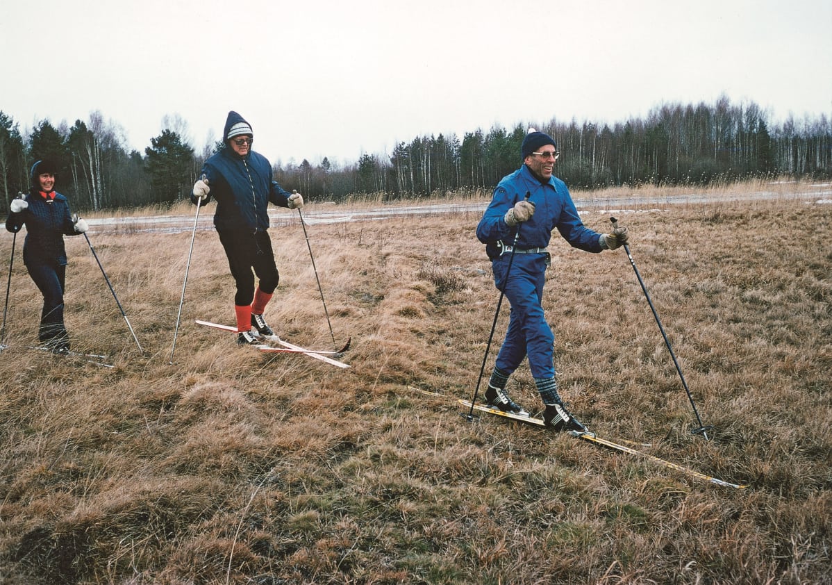Rikhard Sotamaa, Urho Kekkonen ja Maarit Tyrkkö hiihtävät pellolla