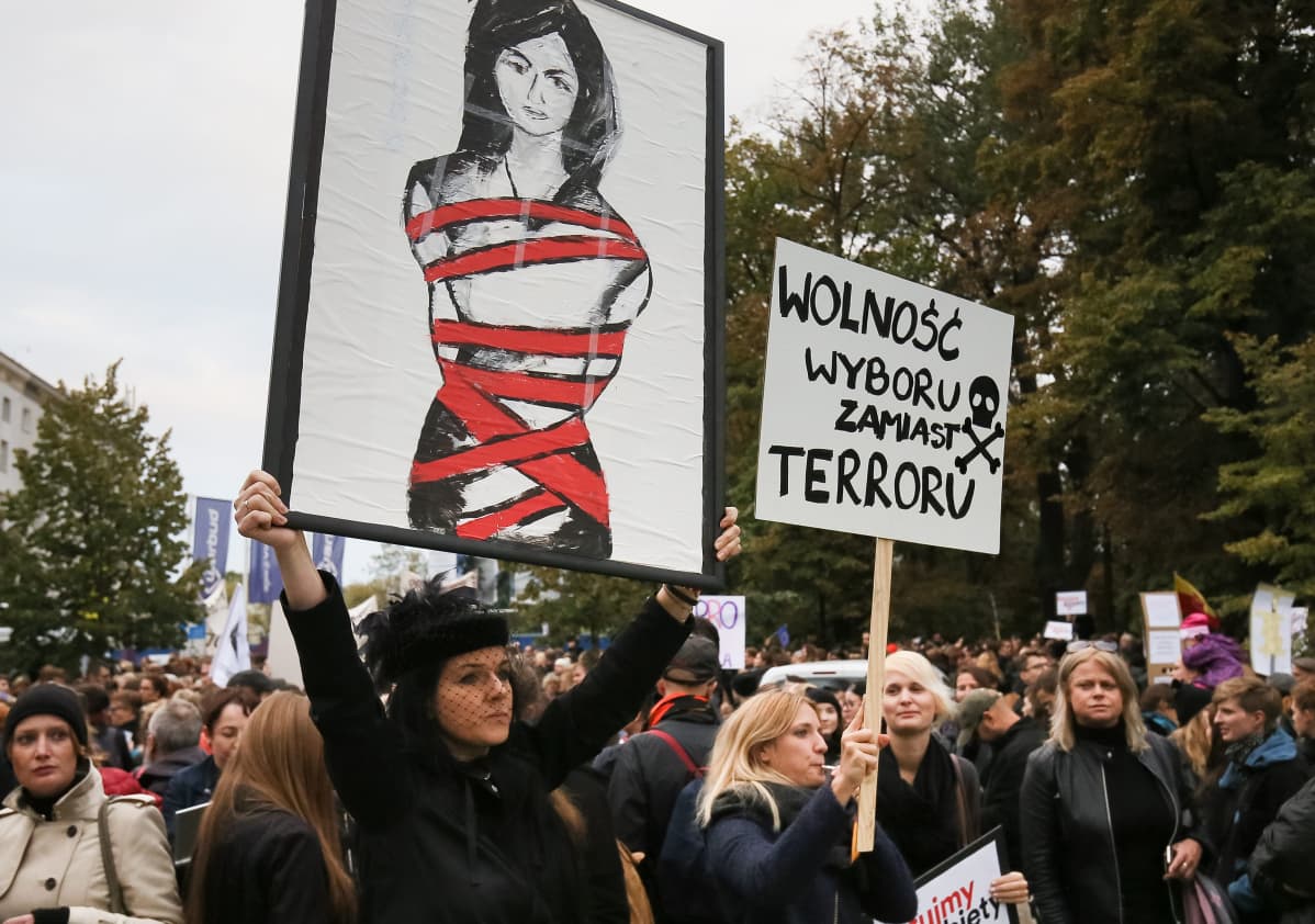 Aborttilakimielenosoitus Puolassa.