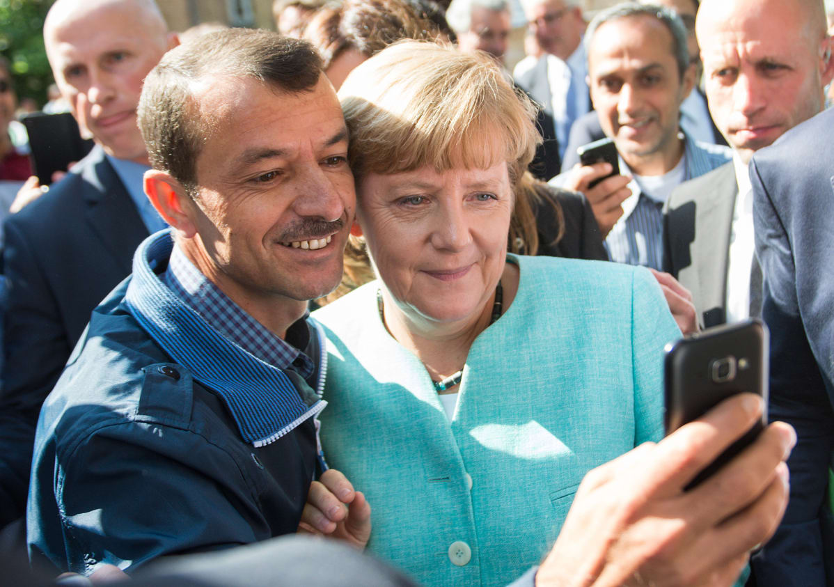 Angela Merkel poseerasi turvapaikanhakijan selfiessä pakolaiskeskuksessa Berliinissä 10. syyskuuta 2015.