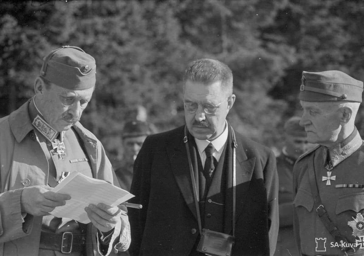 Marsalkka Mannerheim lukee ulkoministeri Rolf Wittingin tuomaa viestiä. Vierellä puolustusministeri, kenraalimajuri Rudolf Walden.