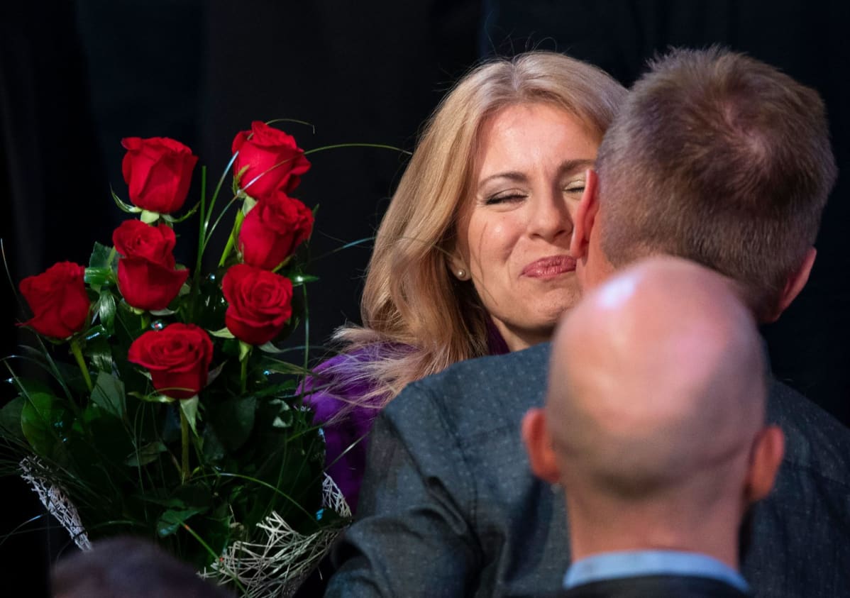 Zuzana Čaputová otti vastaan onnitteluja ja kukkia Slovakian pääkaupungissa Bratislavassa vaalivoittonsa varmistuttua varhain sunnuntaina.