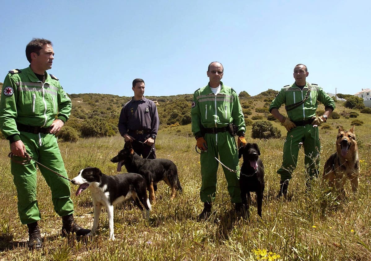 Portugalilaisia poliiseja ja etsintäkoiria Farossa 6. toukokuuta 2007.