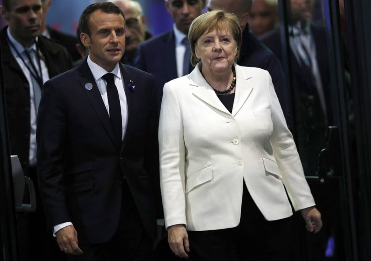 Kuvassa Emmanuel Macron vasemmalla ja Angela Merkel oikealla.