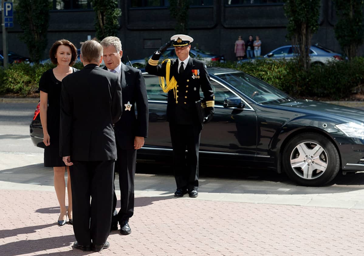 Tasavallan presidentti Sauli Niinistö (kesk) ja puoliso Jenni Haukio saapuivat Sotainvalidien Veljesliiton 75-vuotisjuhlaan Helsingissä 18. elokuuta 2015.