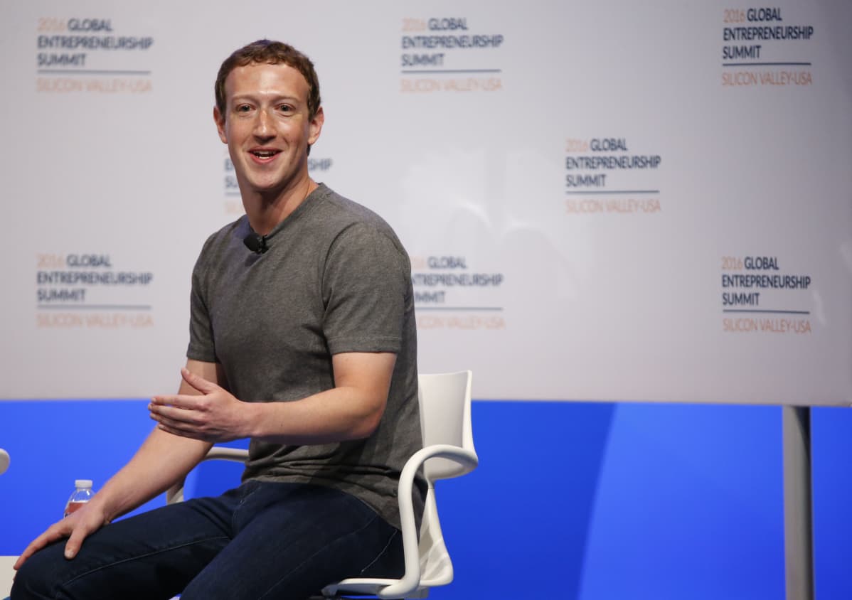 Mark Zuckerberg puhuu.