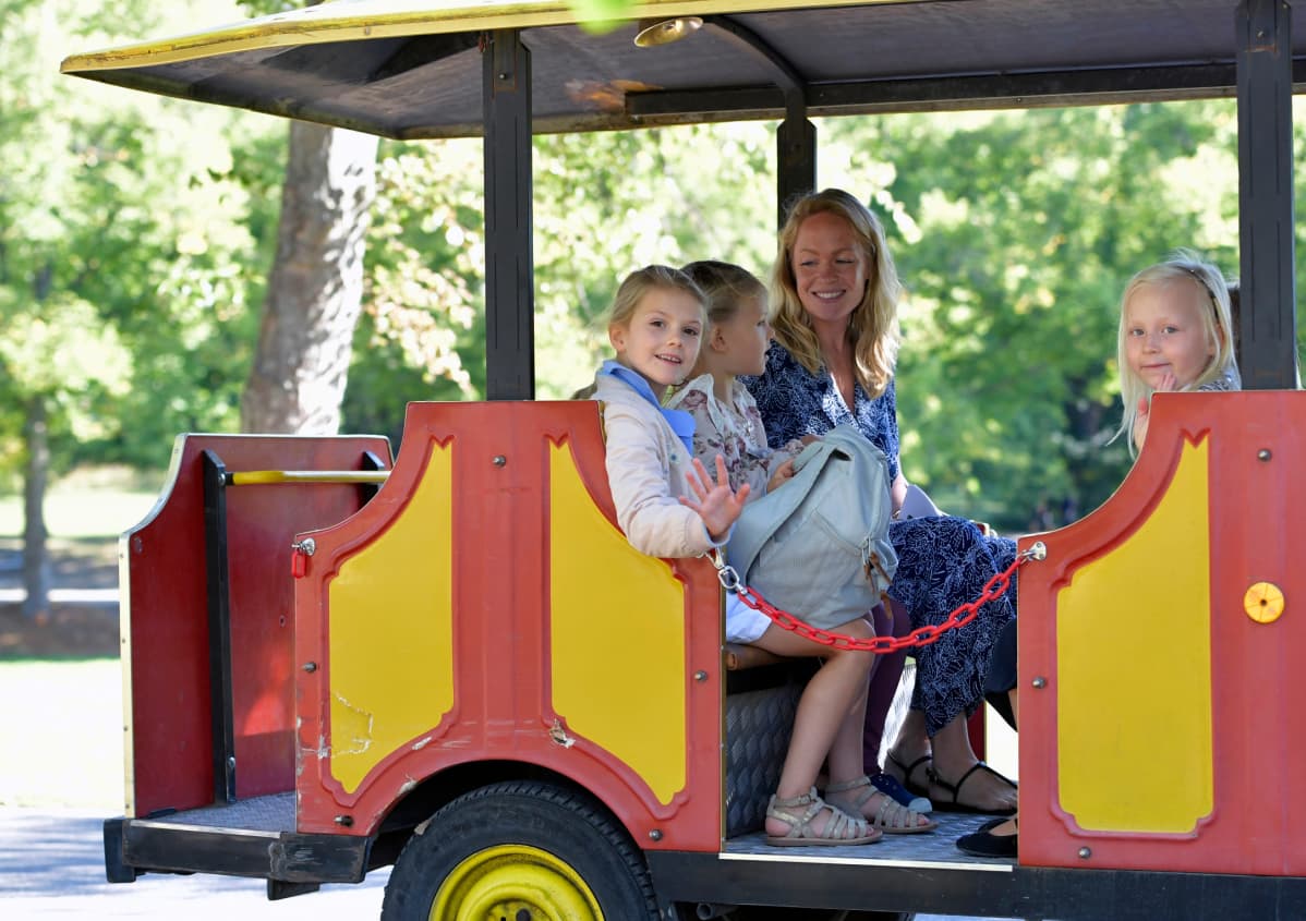 Prinsessa Estelle ja hänen luokkakaverinsa matkustivat loppumatkan Campus Manillan kouluun junalla.