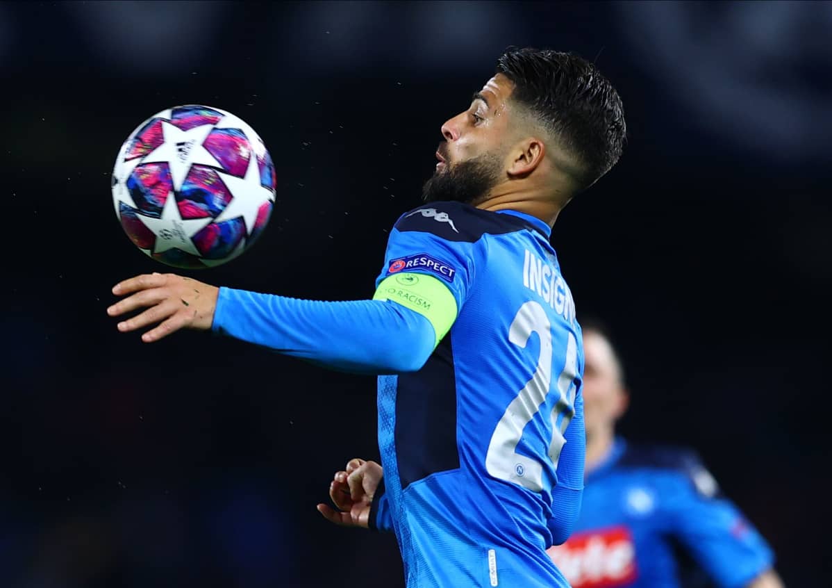 Lorenzo Insigne ottaa pallon rinnallaan alas.