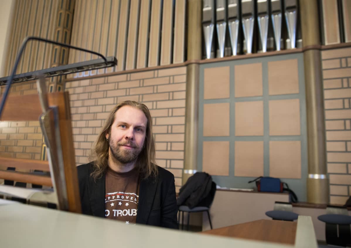 Santeri Kallio Paavalinkirkon urkujen äärellä