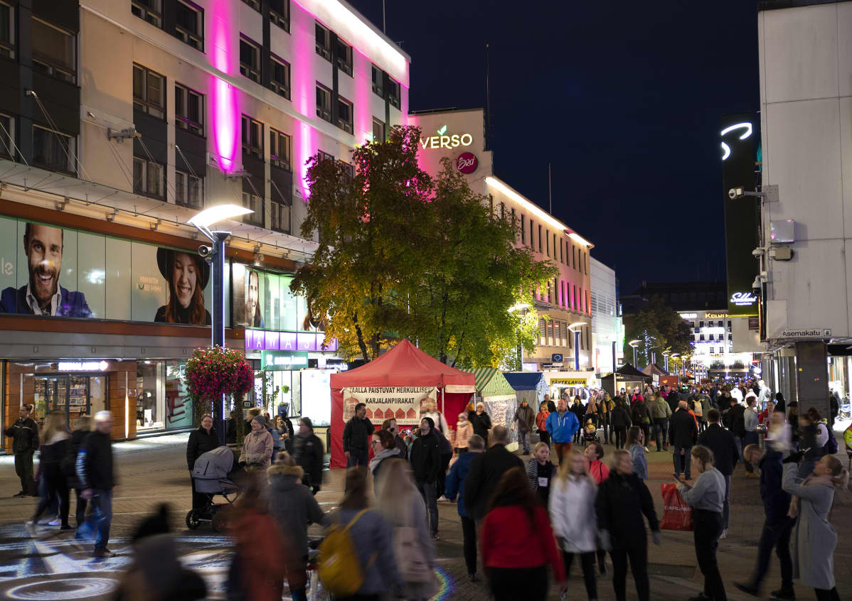 Jyväskylän kävelukatu iltavalaistuksessa.